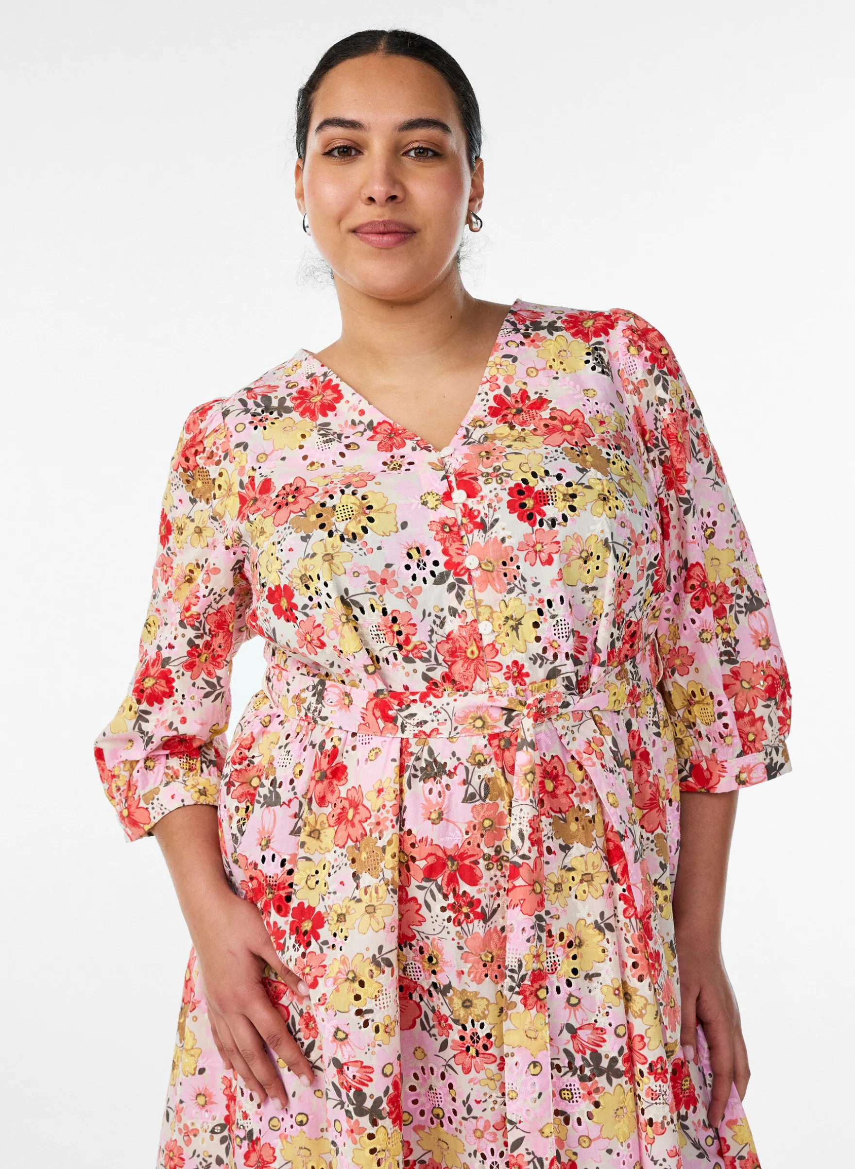 Geblümtes Midikleid mit Lochstickerei und Bindegürtel