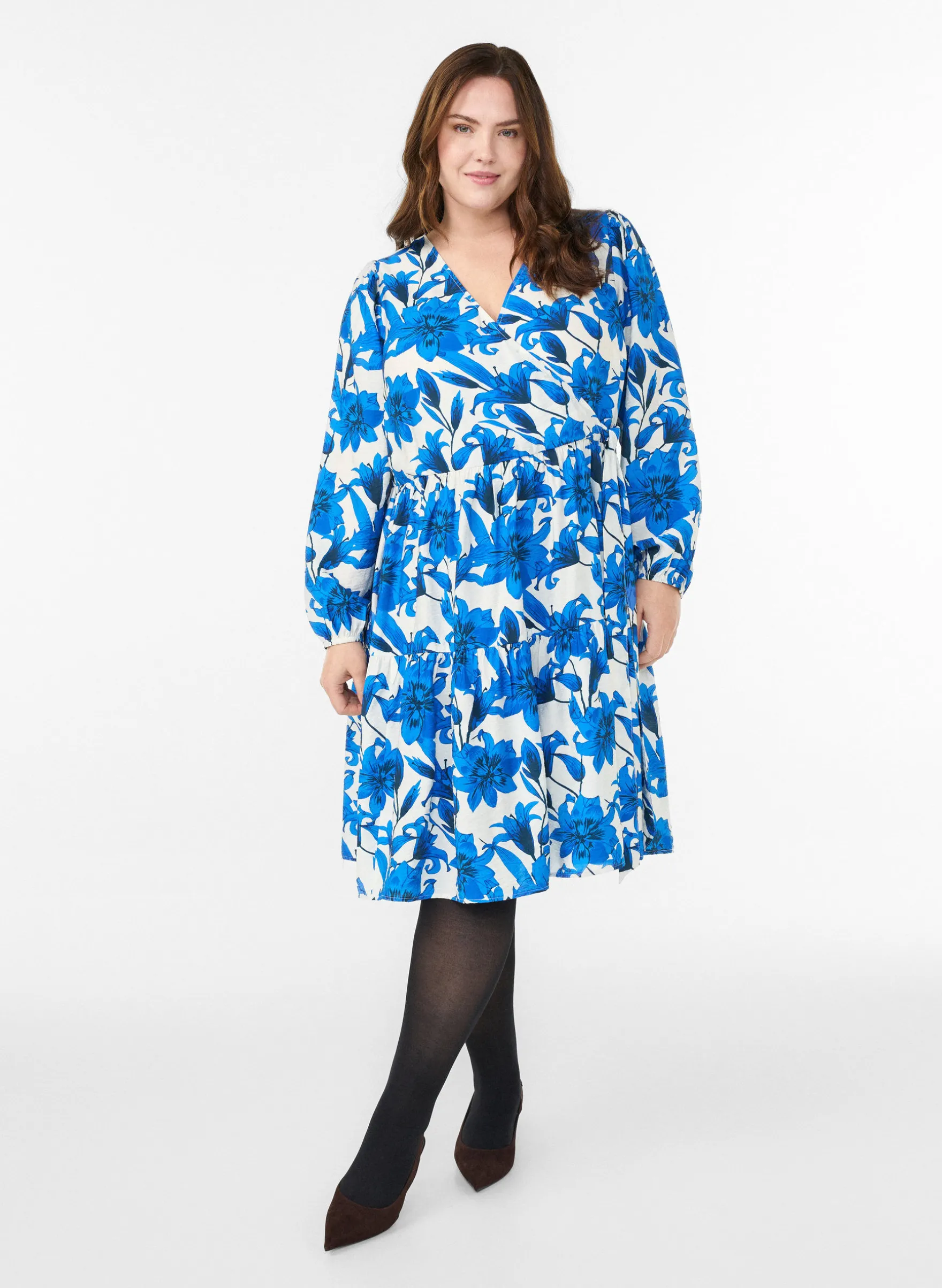Geblümtes Wickelkleid mit Bindegürtel