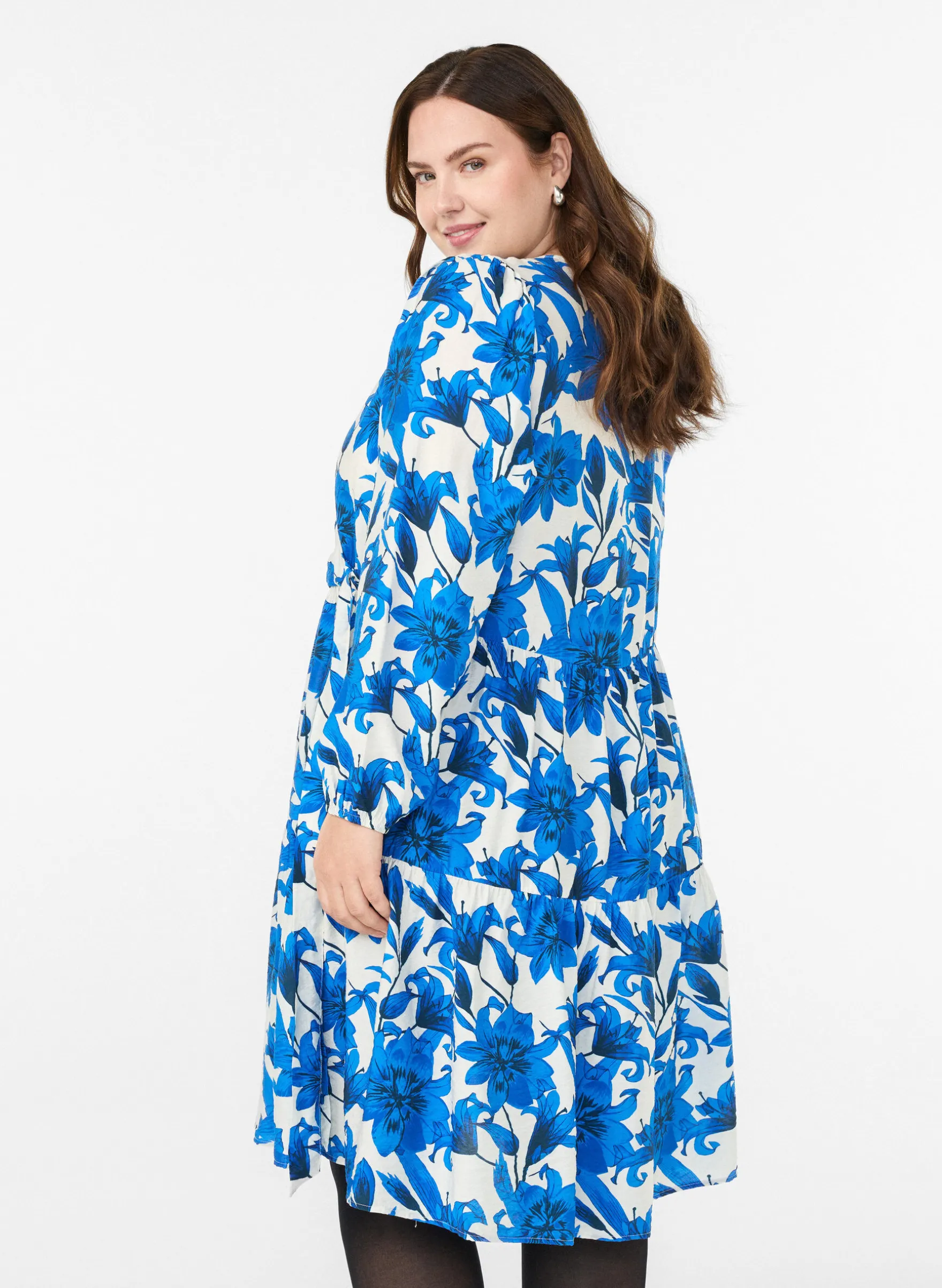 Geblümtes Wickelkleid mit Bindegürtel