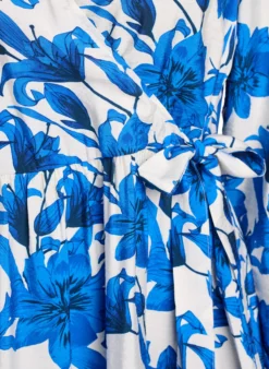 Geblümtes Wickelkleid mit Bindegürtel