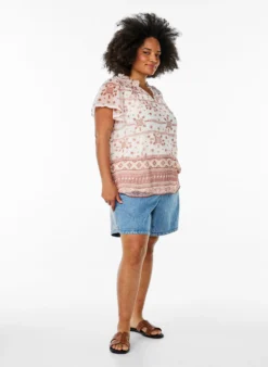 Gemusterte Bluse mit Rüschendetail und kurzen Ärmeln