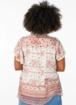 Gemusterte Bluse mit Rüschendetail und kurzen Ärmeln
