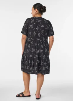 Gemustertes Kleid mit Einsätzen