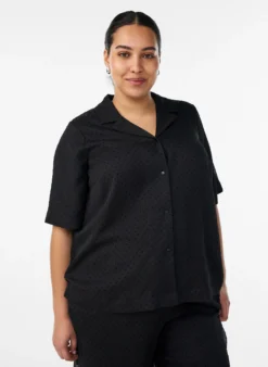 Gepunktete Hemdbluse mit Revers