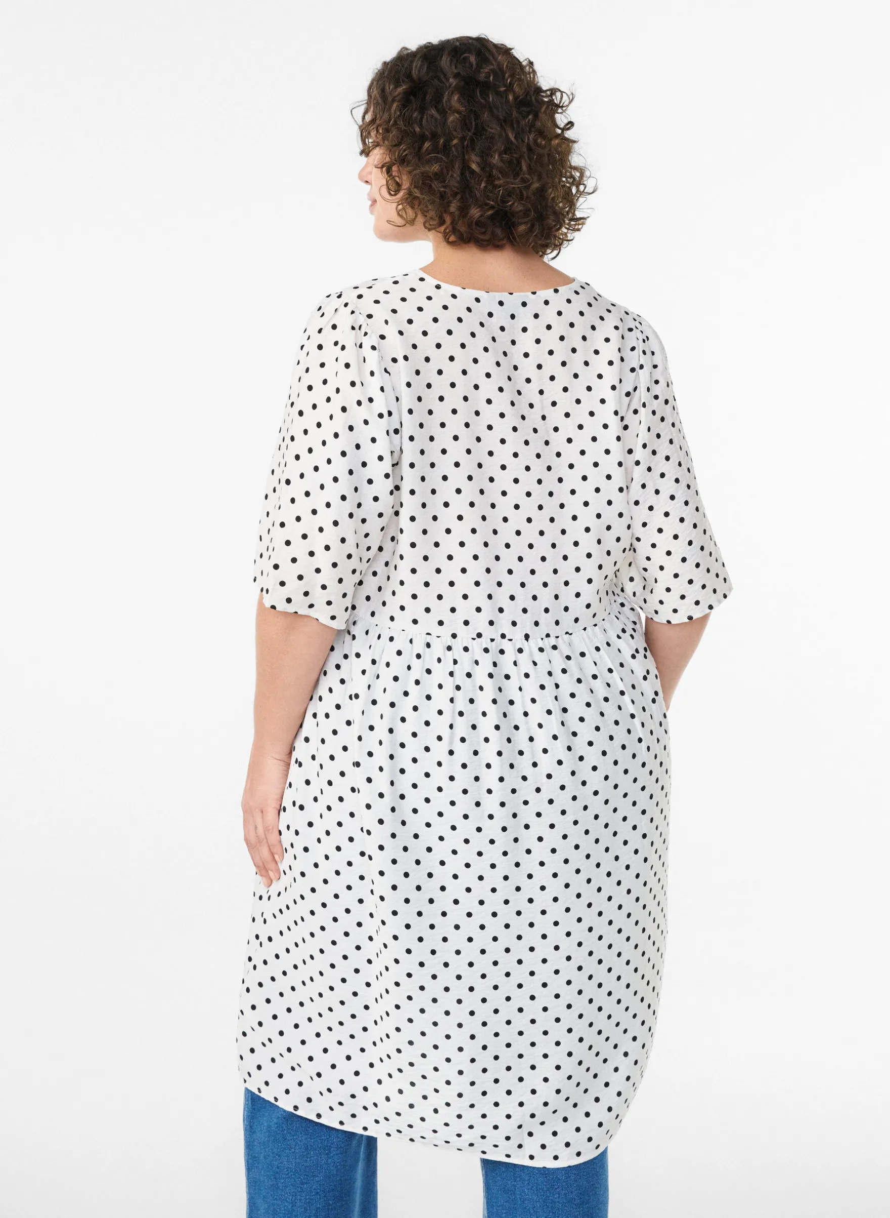 Gepunktetes Kleid mit V-Ausschnitt in A-Linie