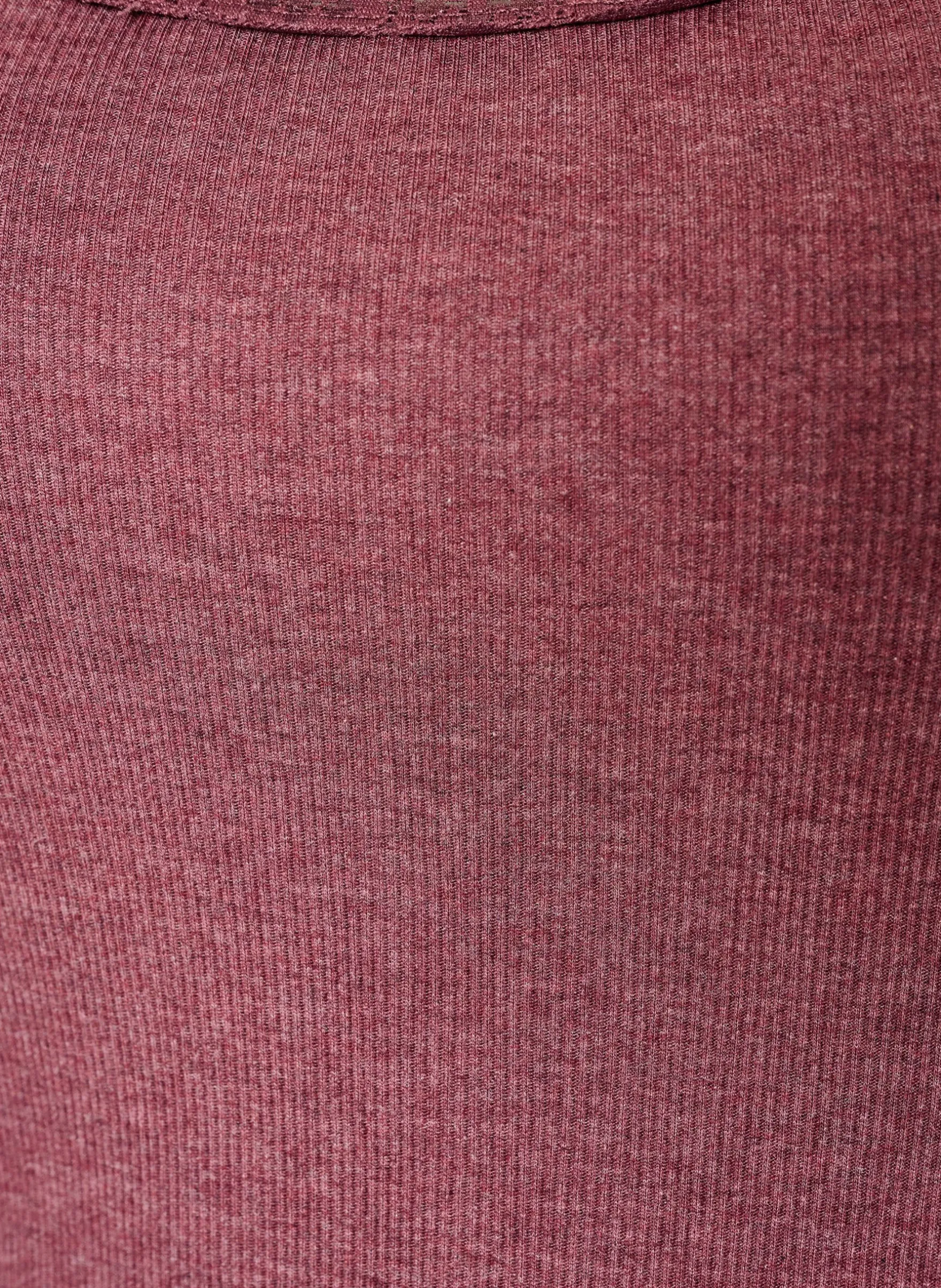 Geripptes Top mit Spitzen