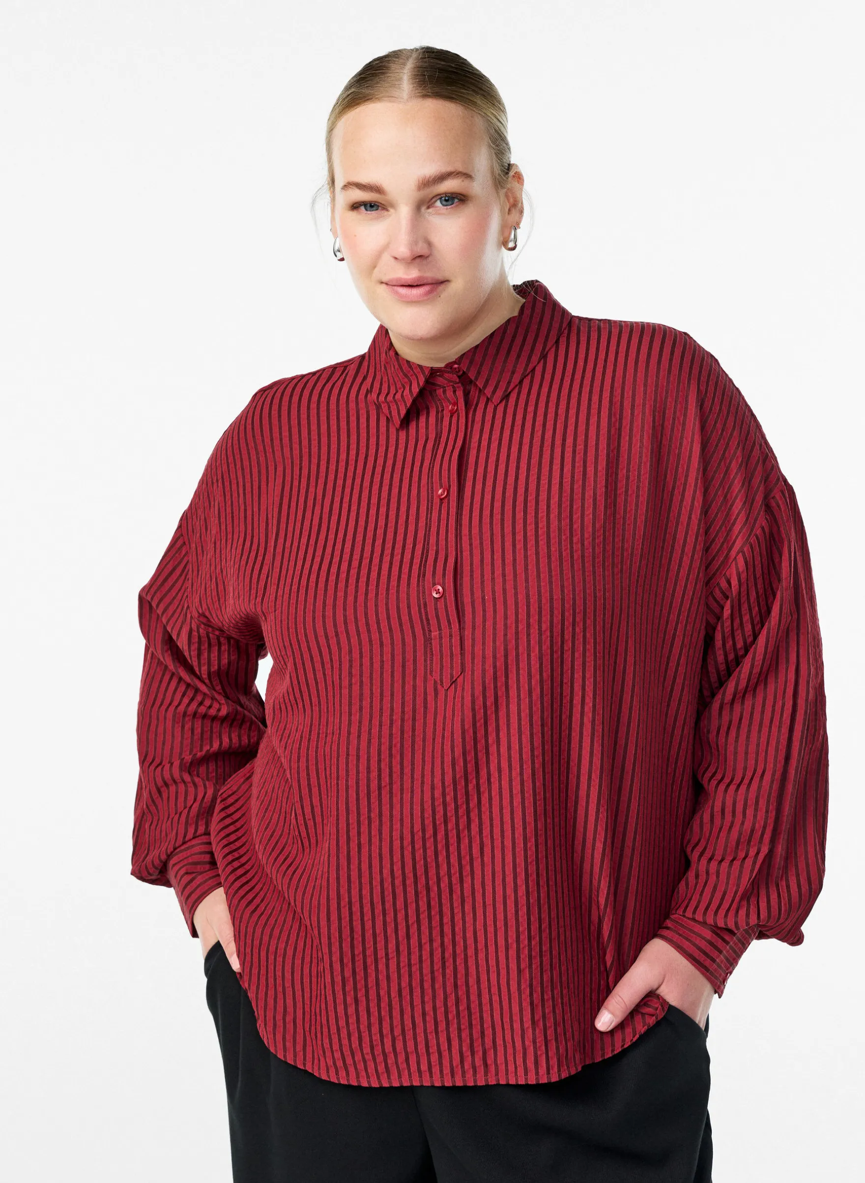 Gestreifte Bluse mit Knopfdetail am Rücken