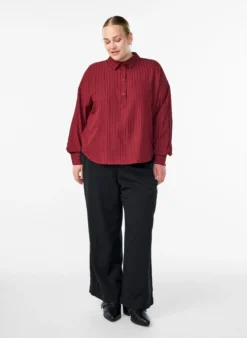Gestreifte Bluse mit Knopfdetail am Rücken