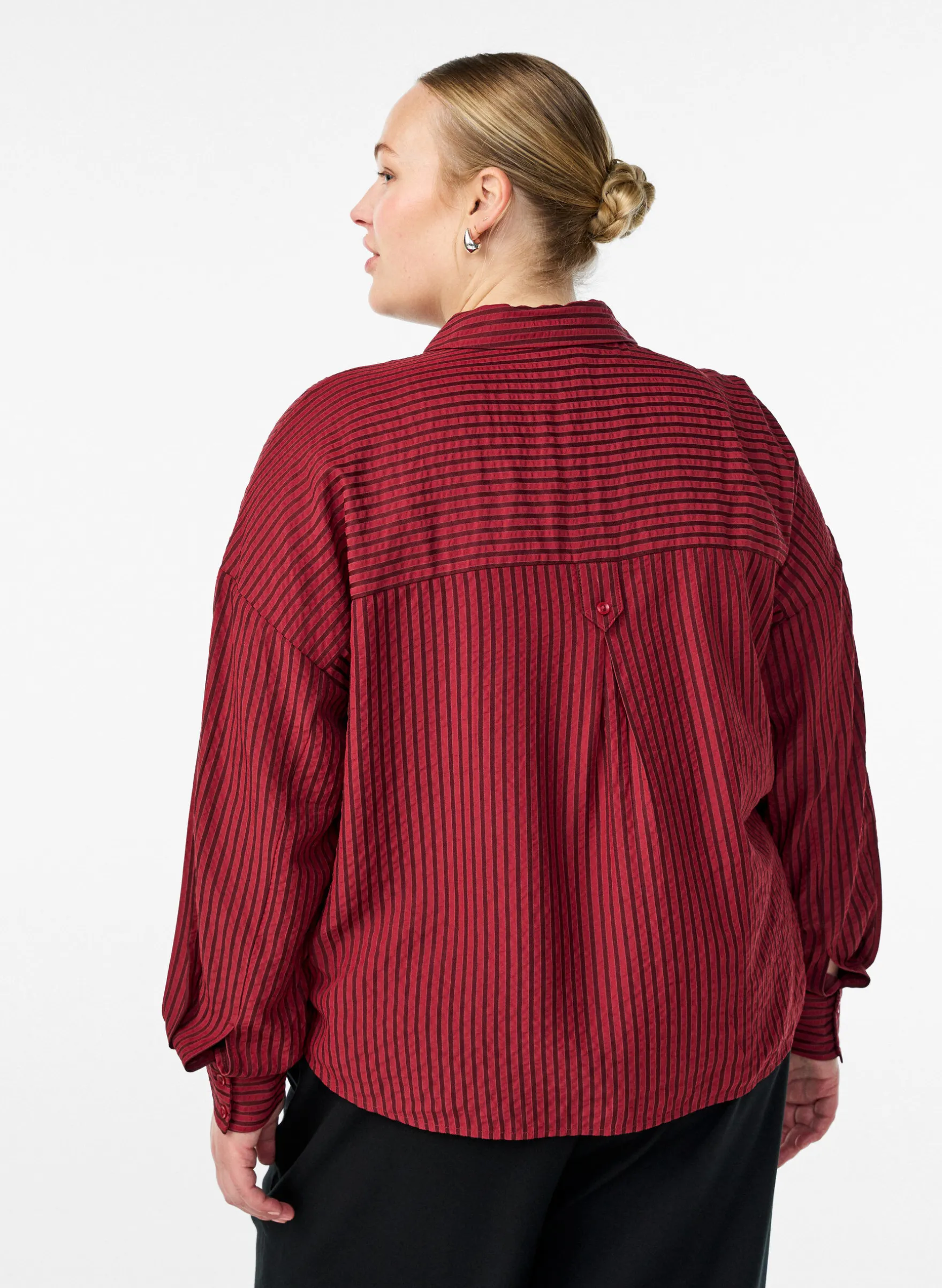 Gestreifte Bluse mit Knopfdetail am Rücken