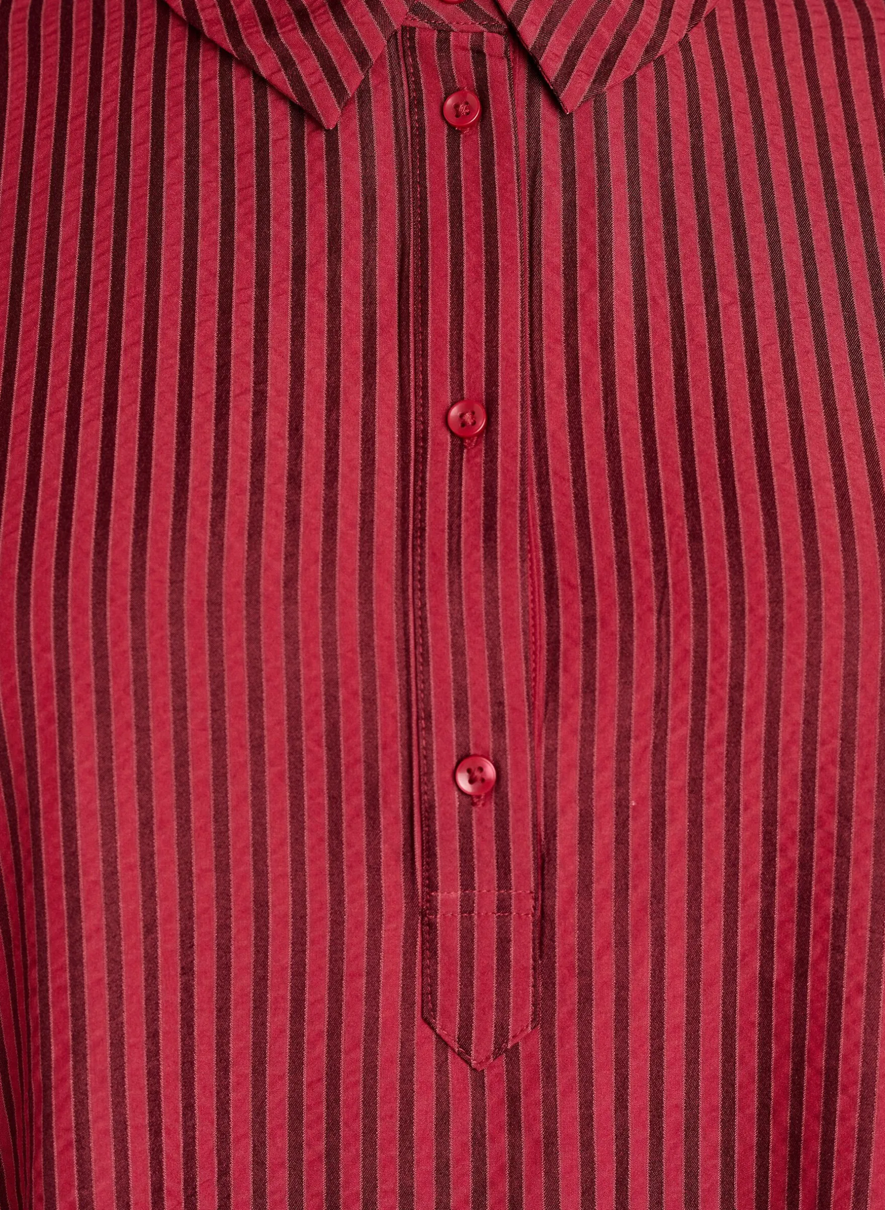 Gestreifte Bluse mit Knopfdetail am Rücken