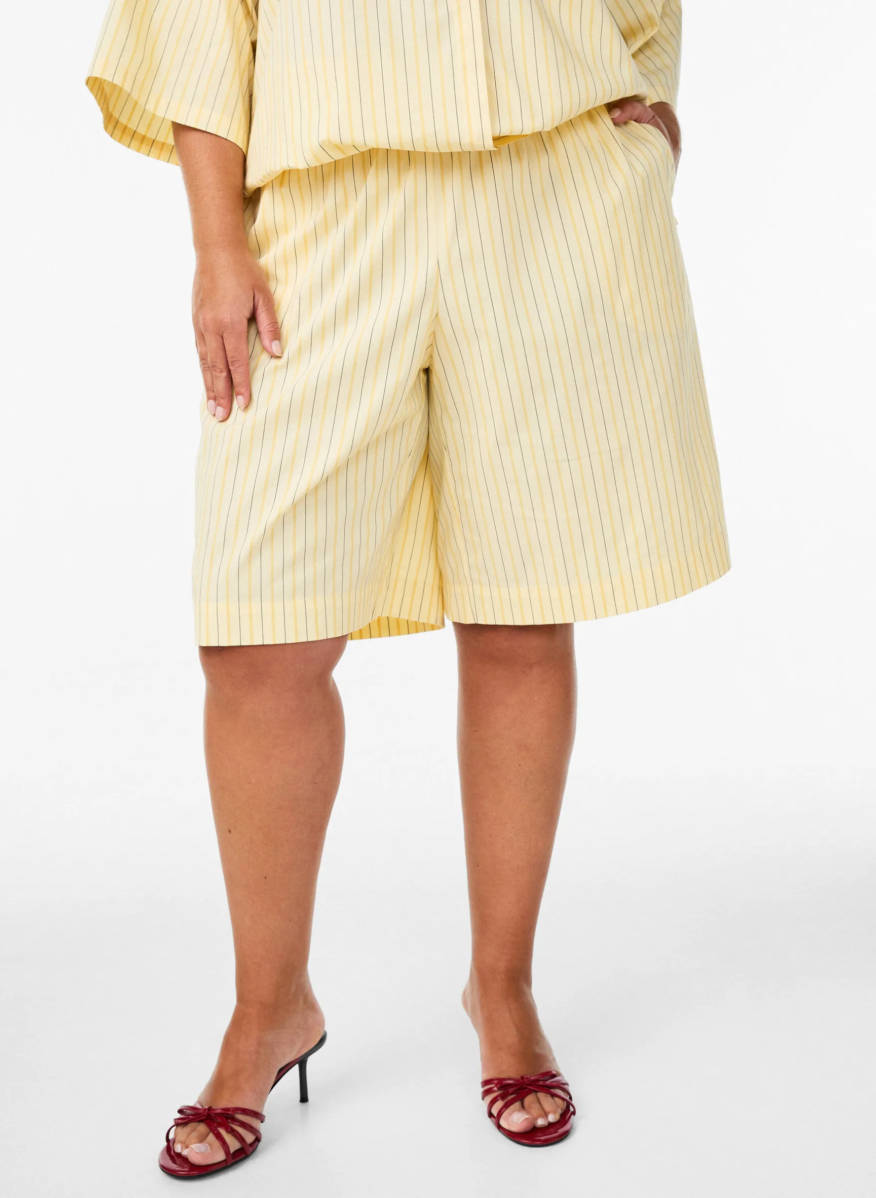 Gestreifte hoch taillierte Shorts mit lockerer Passform