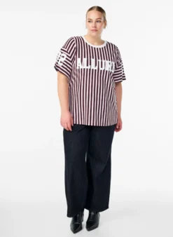 Gestreiftes T-Shirt mit sportlichem Design