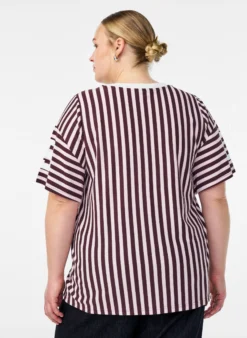 Gestreiftes T-Shirt mit sportlichem Design
