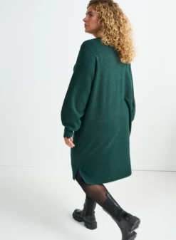Gestricktes Minikleid mit gewelltem Saum und Schlitzen