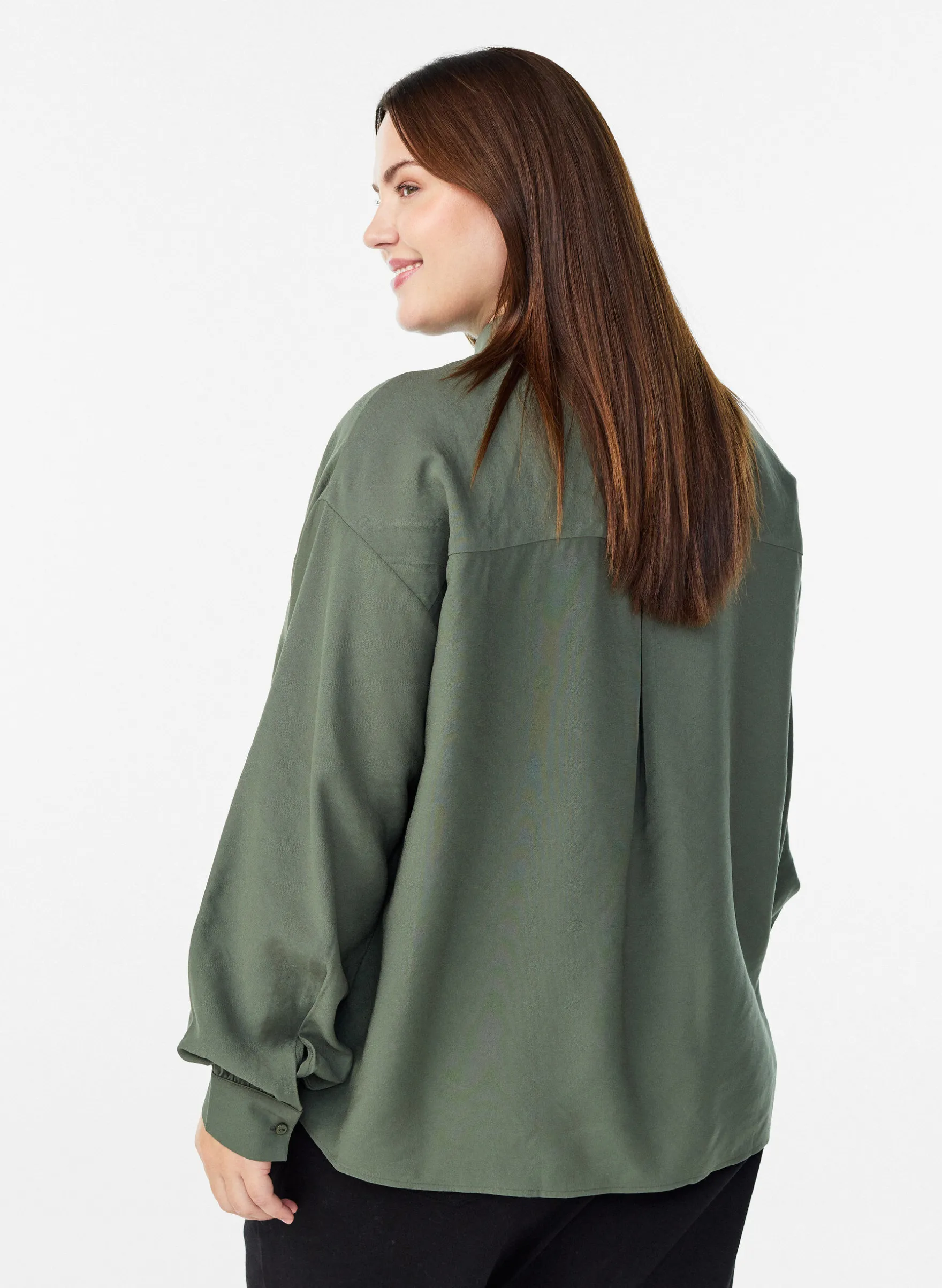 Hemdbluse mit Knopfdetail am Rücken