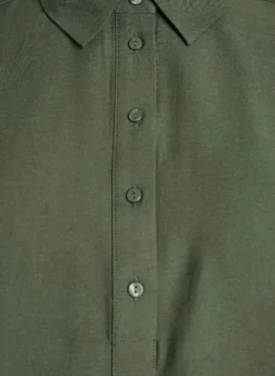 Hemdbluse mit Knopfdetail am Rücken