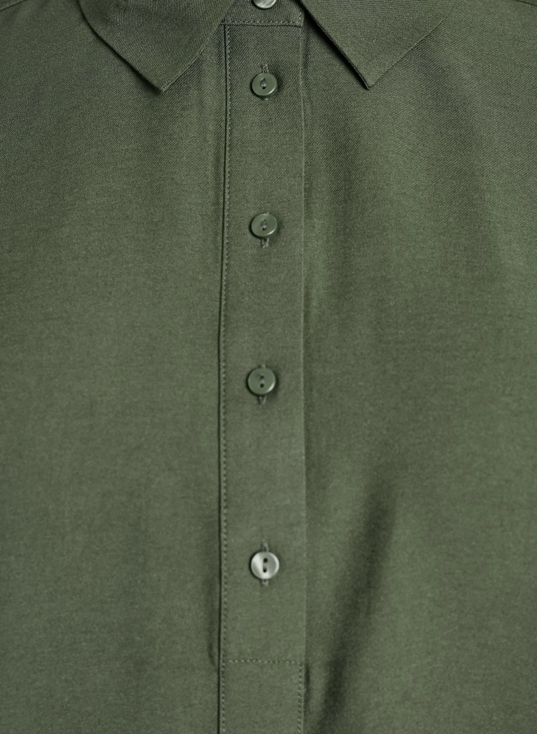 Hemdbluse mit Knopfdetail am Rücken