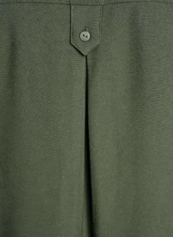 Hemdbluse mit Knopfdetail am Rücken