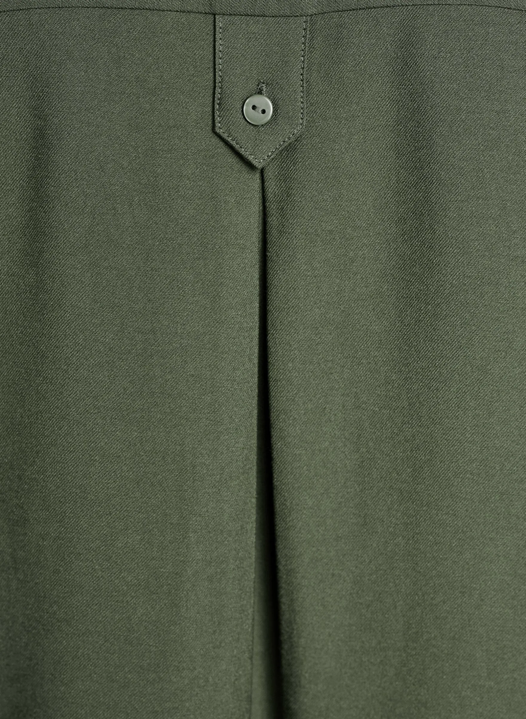 Hemdbluse mit Knopfdetail am Rücken