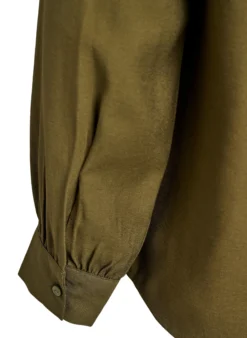 Hemdbluse mit Knopfdetail am Rücken