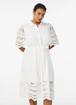 Hemdblusenkleid aus Broderie Anglaise mit Bindegürtel