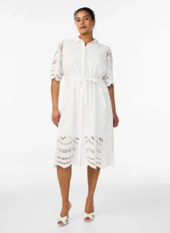 Hemdblusenkleid aus Broderie Anglaise mit Bindegürtel