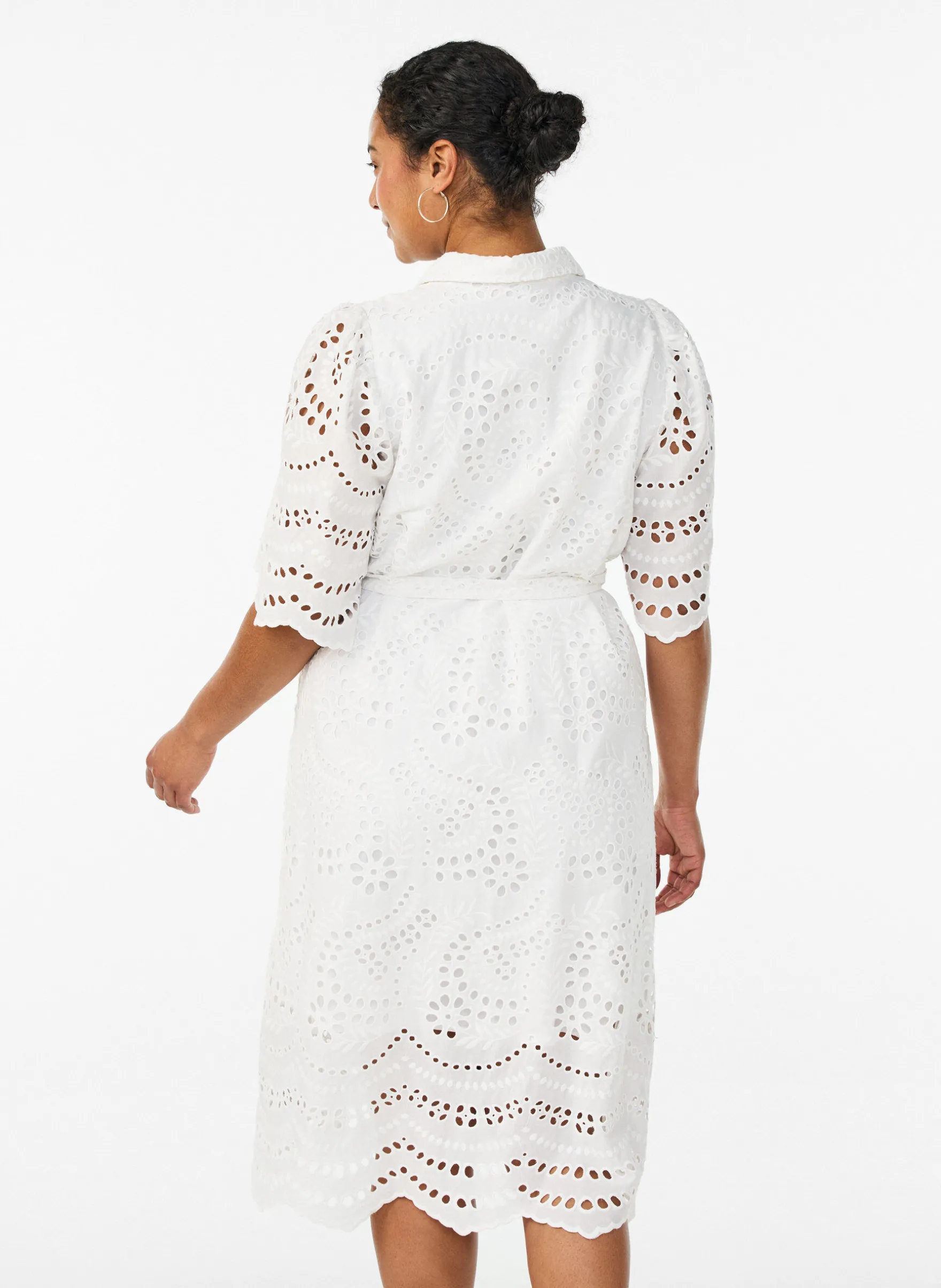 Hemdblusenkleid aus Broderie Anglaise mit Bindegürtel
