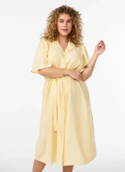 Hemdblusenkleid aus Leinen und Viskose mit Bindegürtel