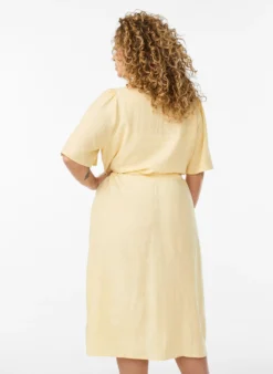 Hemdblusenkleid aus Leinen und Viskose mit Bindegürtel