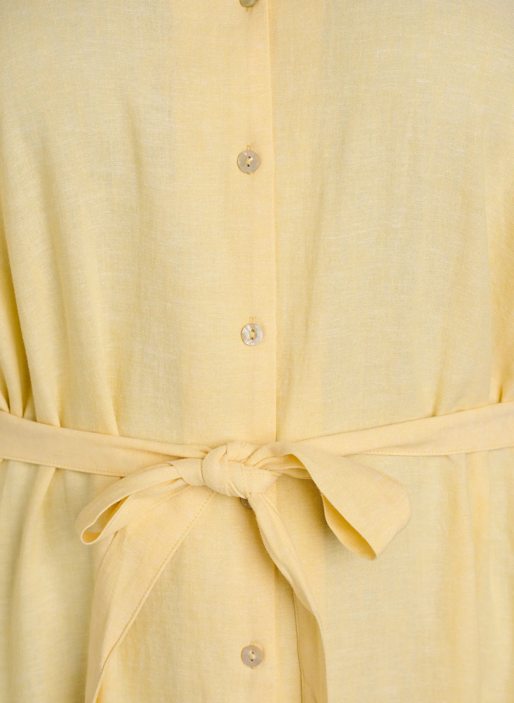 Hemdblusenkleid aus Leinen und Viskose mit Bindegürtel