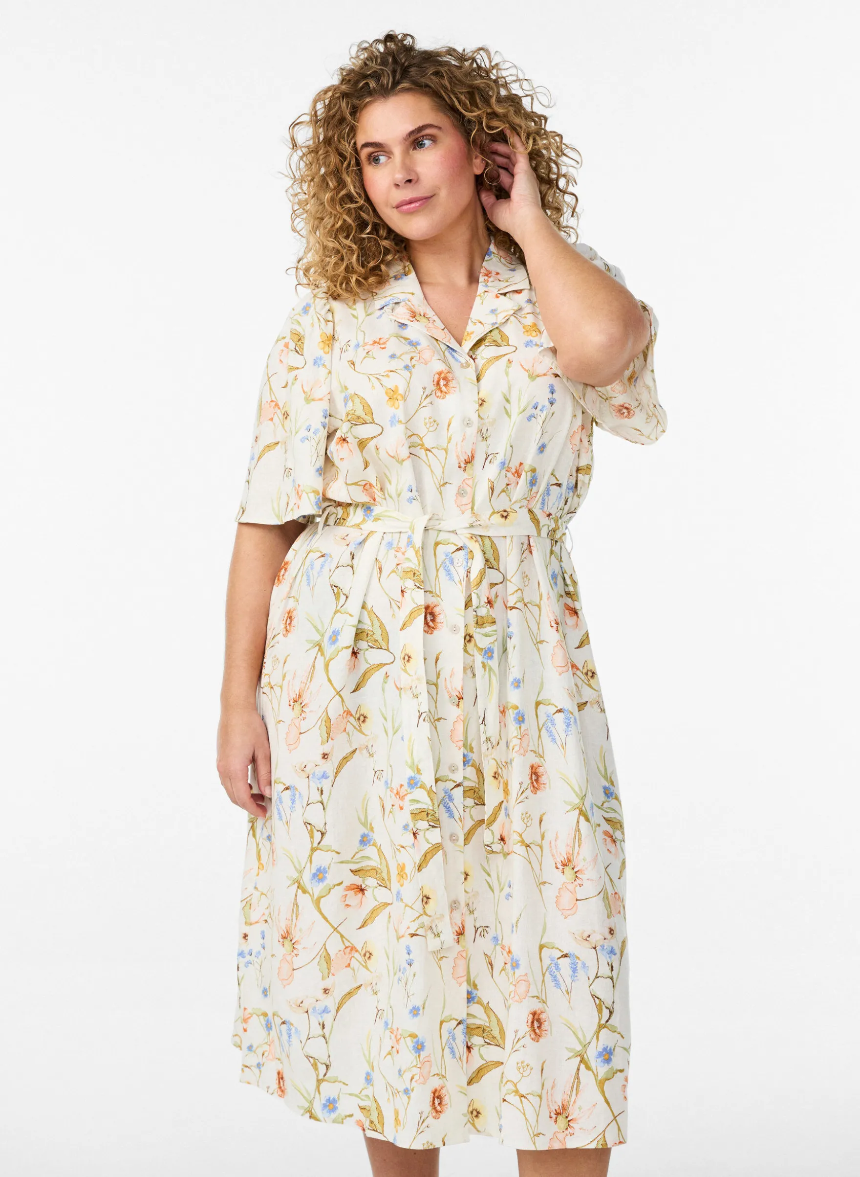 Hemdblusenkleid aus Leinen und Viskose mit Bindegürtel