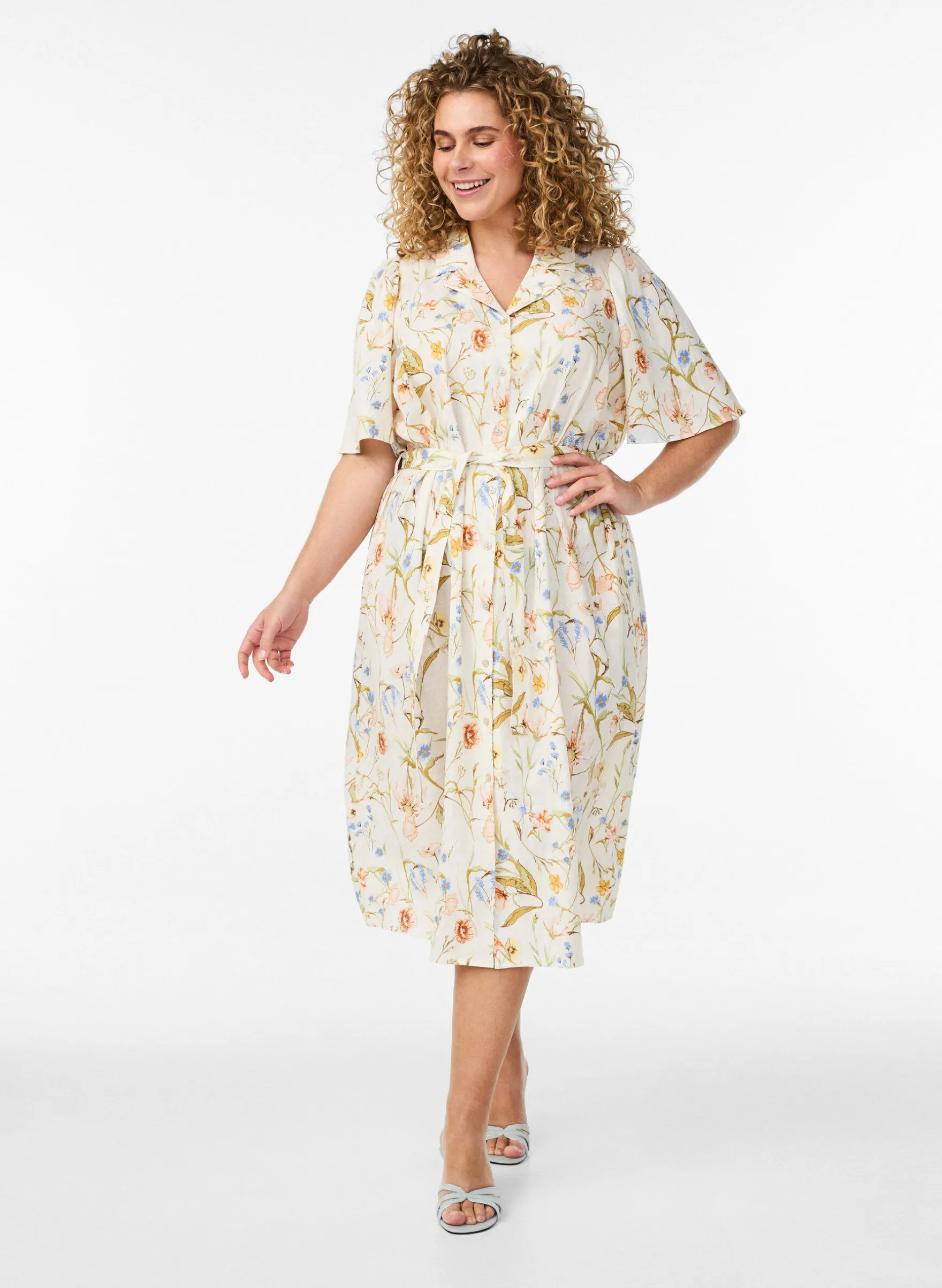 Hemdblusenkleid aus Leinen und Viskose mit Bindegürtel