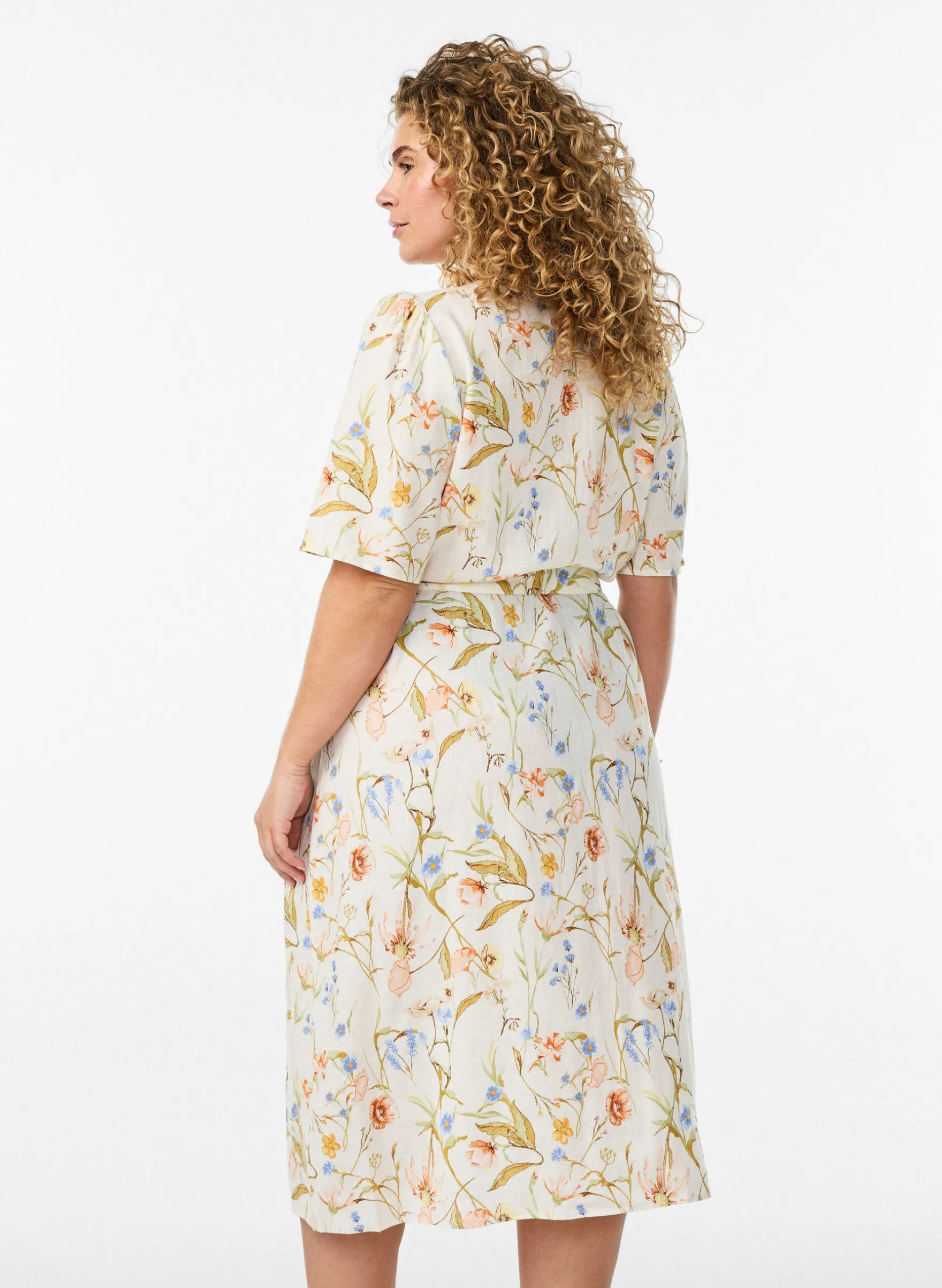 Hemdblusenkleid aus Leinen und Viskose mit Bindegürtel