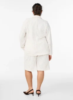 Hoch taillierte Bermudashorts aus Spitze