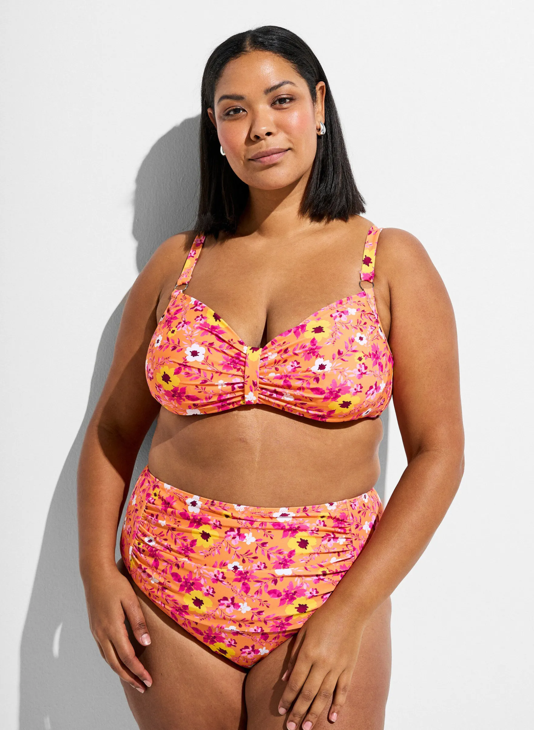 Hoch taillierte Bikinihosen mit Muster