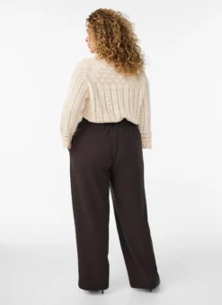 Hoch taillierte Hose mit Gürtel und goldener Schnalle