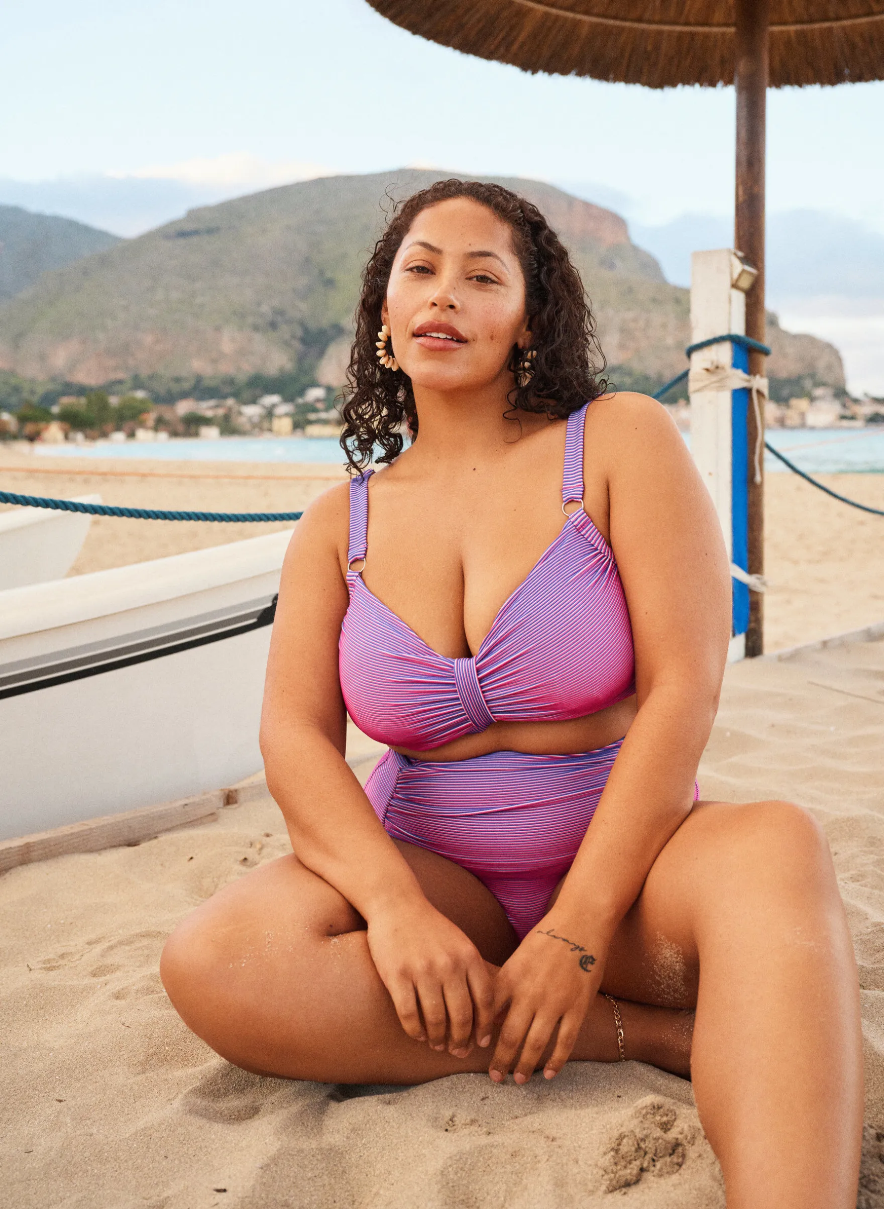 Hoch taillierter Bikini-Slip mit gestreifter Textur