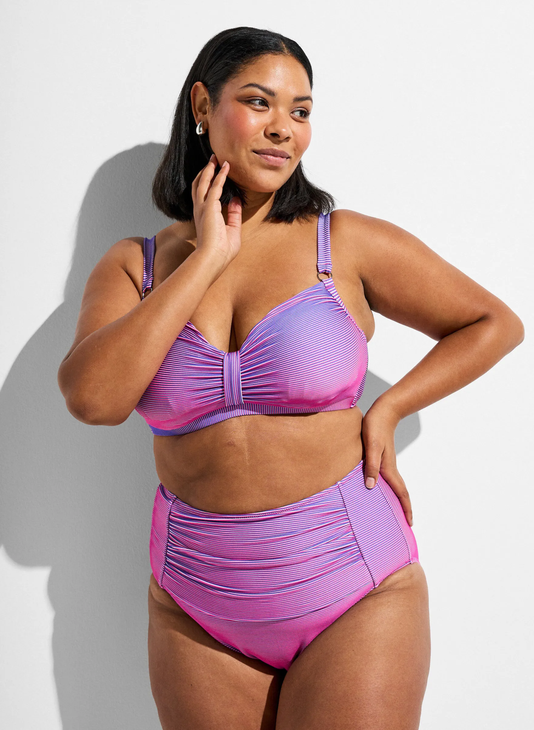 Hoch taillierter Bikini-Slip mit gestreifter Textur