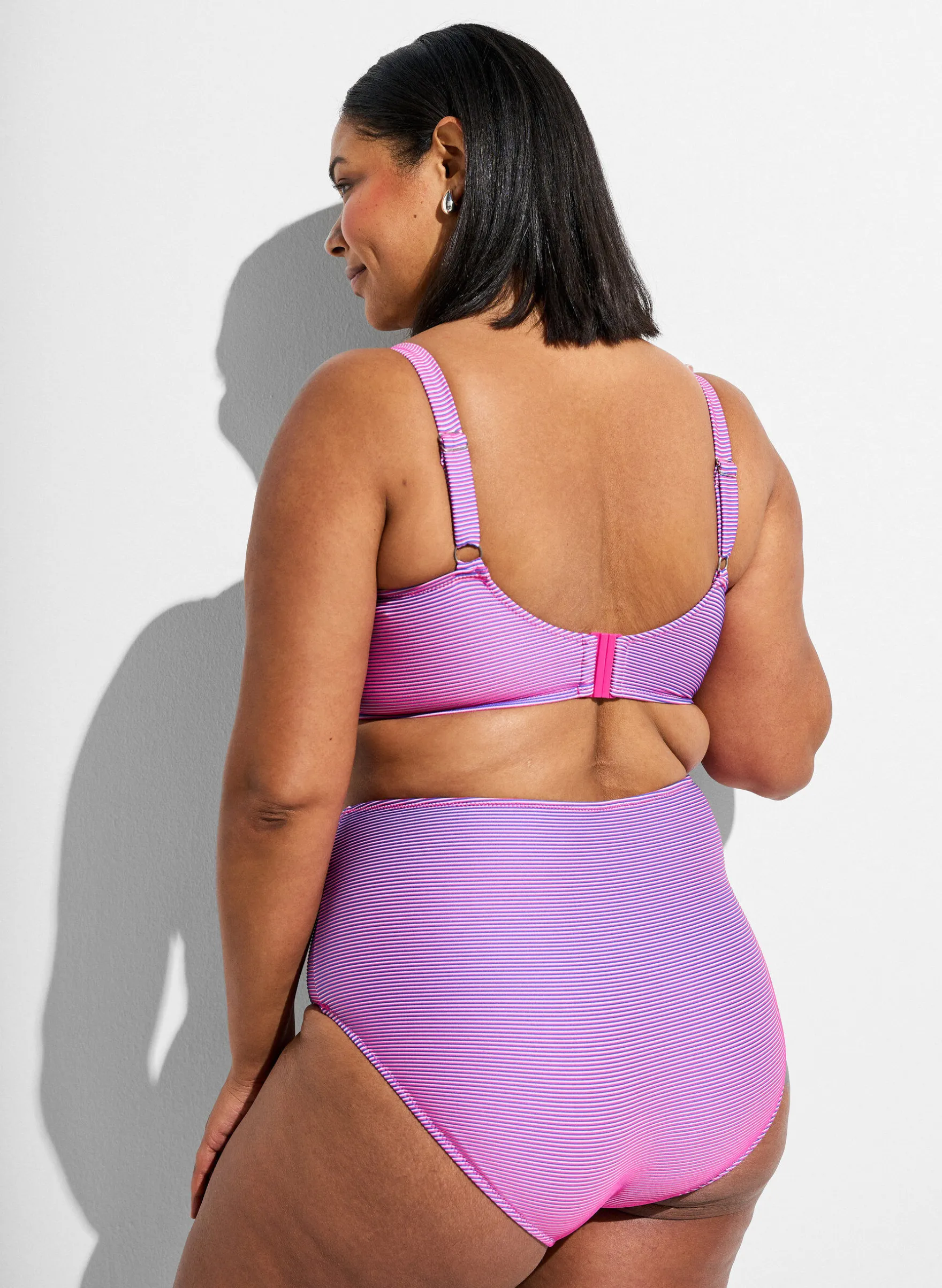 Hoch taillierter Bikini-Slip mit gestreifter Textur