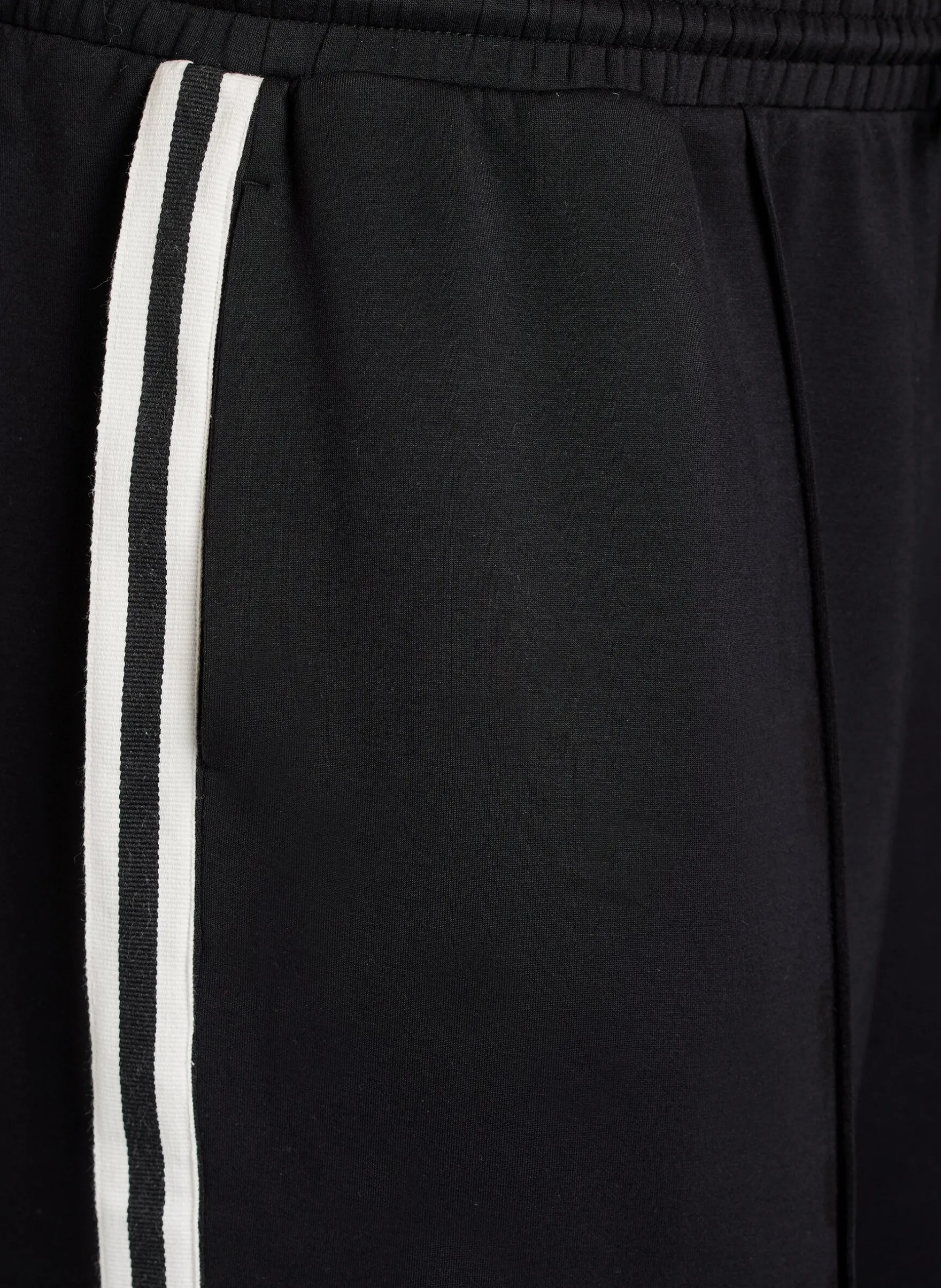Hoch taillierte Shorts mit Streifendetails