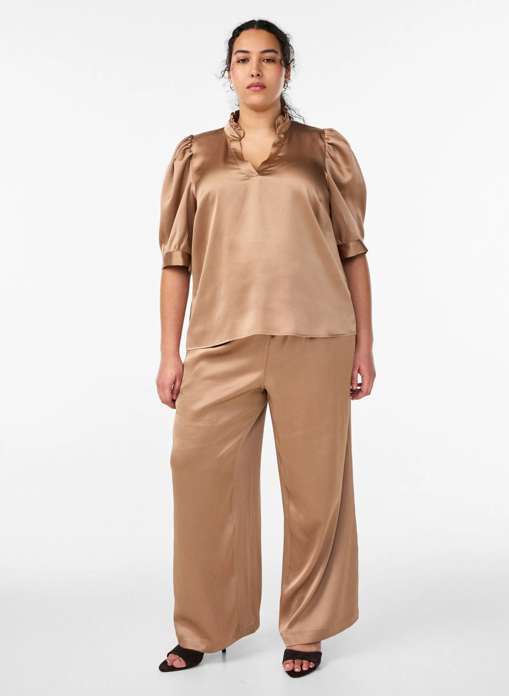 Hose in Satin-Optik mit weitem, geradem Bein