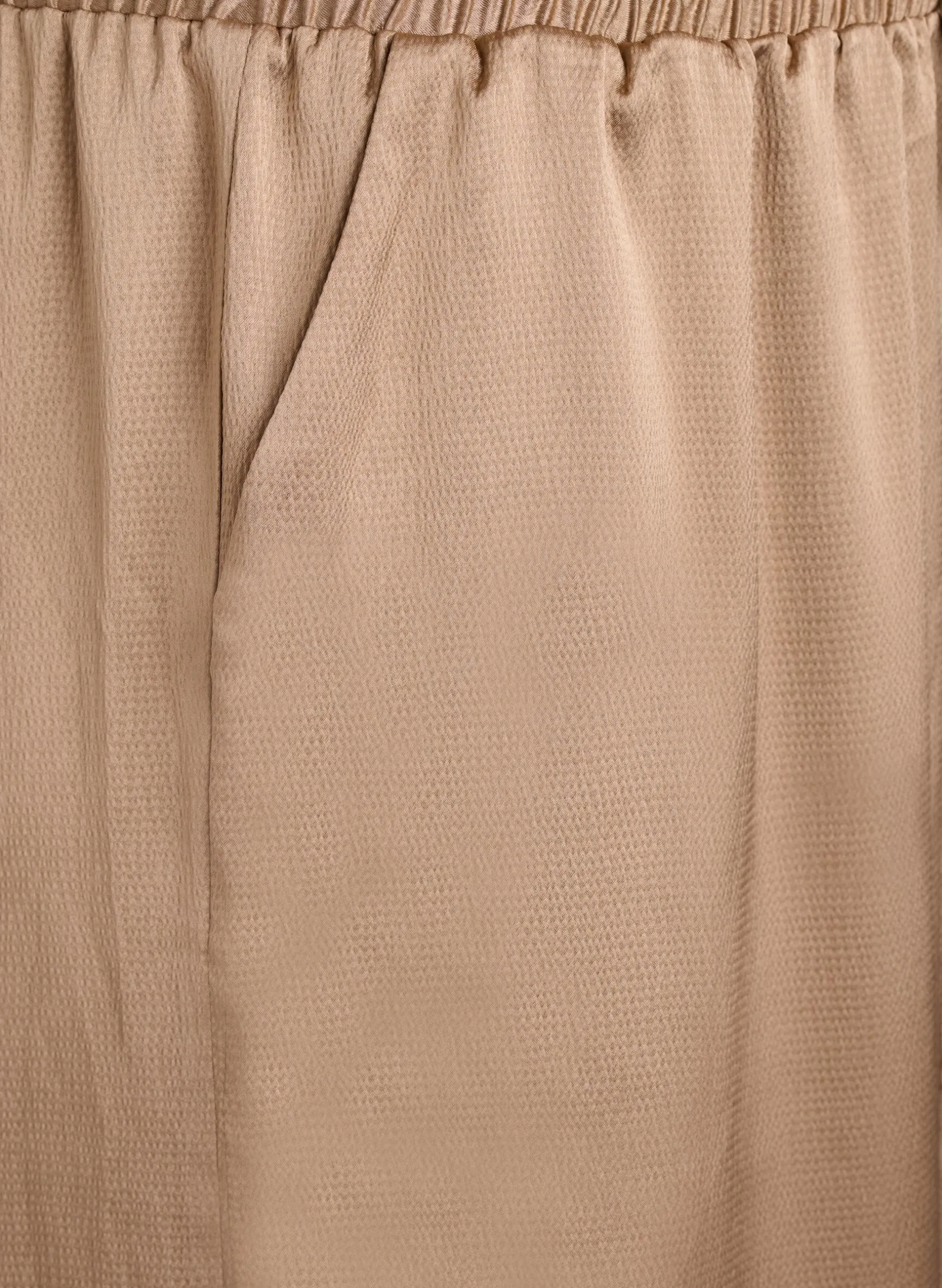 Hose in Satin-Optik mit weitem, geradem Bein