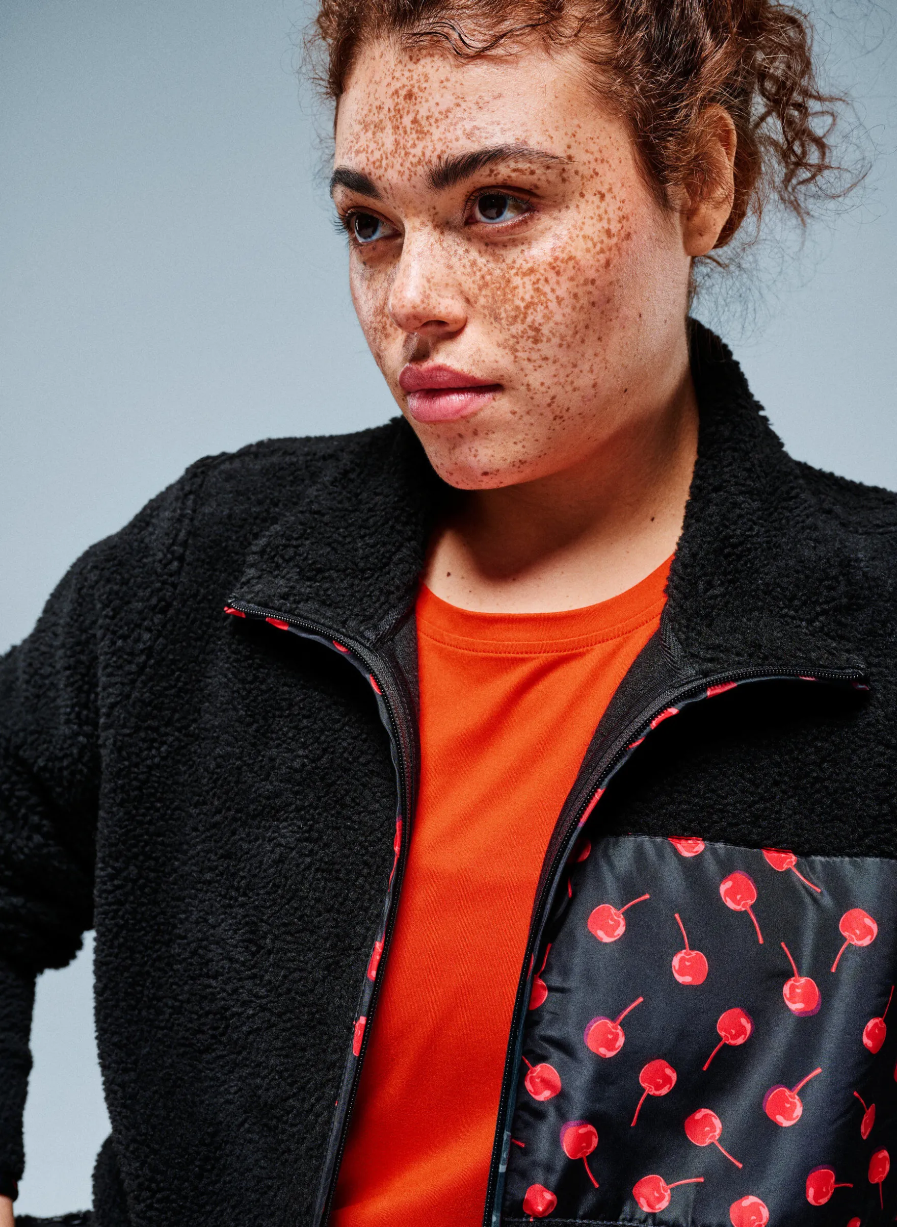 Jacke aus Teddyfleece mit Kirschdetails