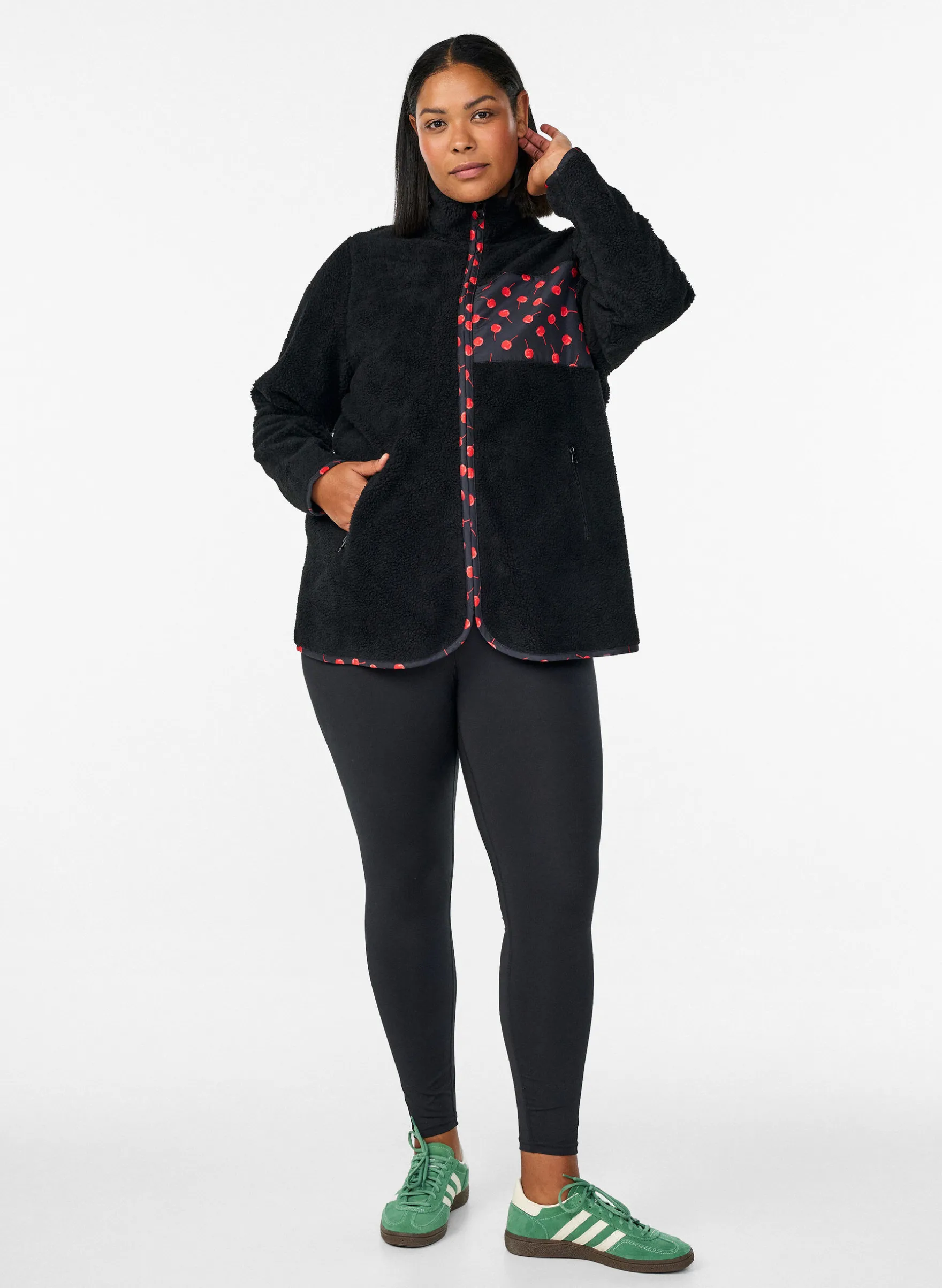 Jacke aus Teddyfleece mit Kirschdetails