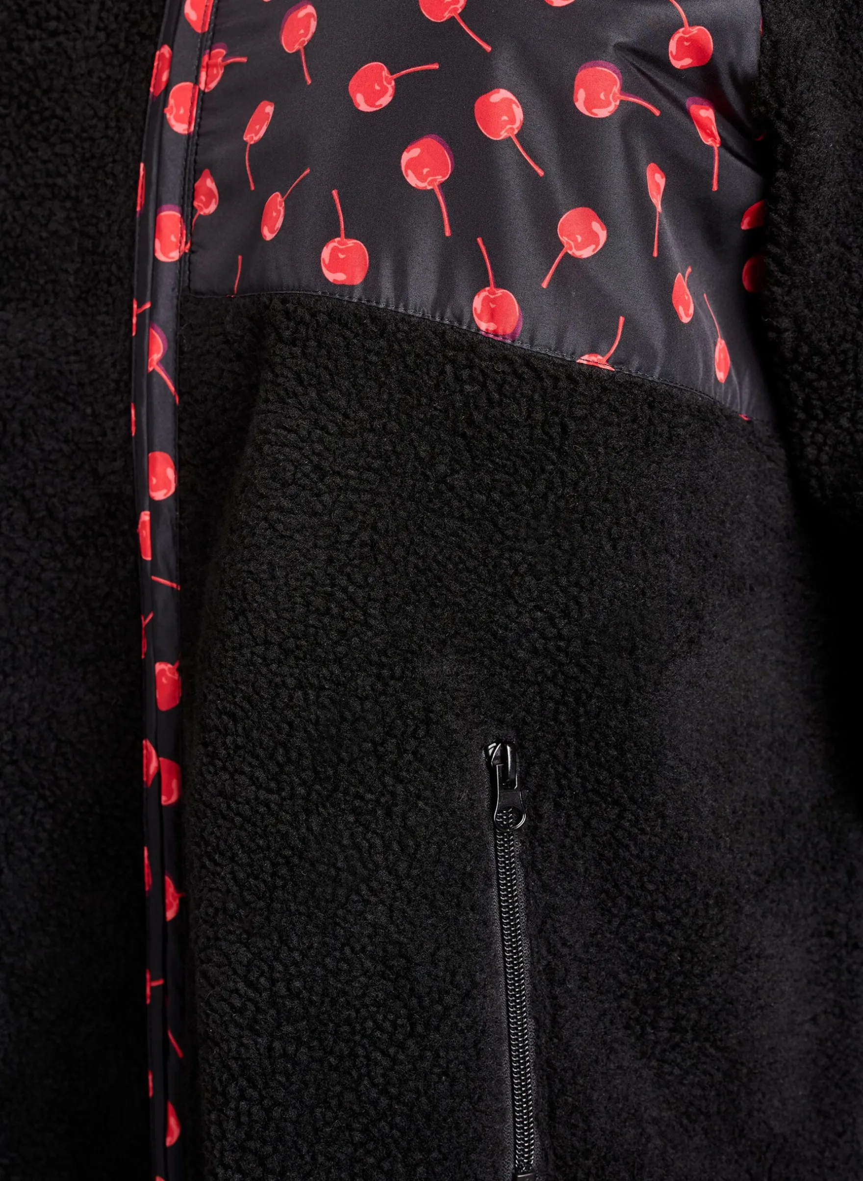 Jacke aus Teddyfleece mit Kirschdetails