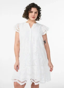 Kleid aus Broderie Anglaise mit Rüschenärmeln