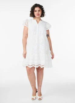 Kleid aus Broderie Anglaise mit Rüschenärmeln
