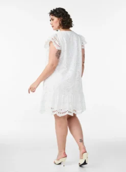 Kleid aus Broderie Anglaise mit Rüschenärmeln