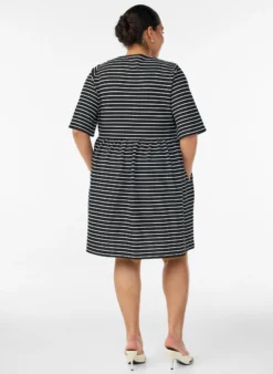 Kleid mit gerippter Textur und Empire-Linie