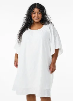 Knielanges Partykleid mit weiten Ärmeln
